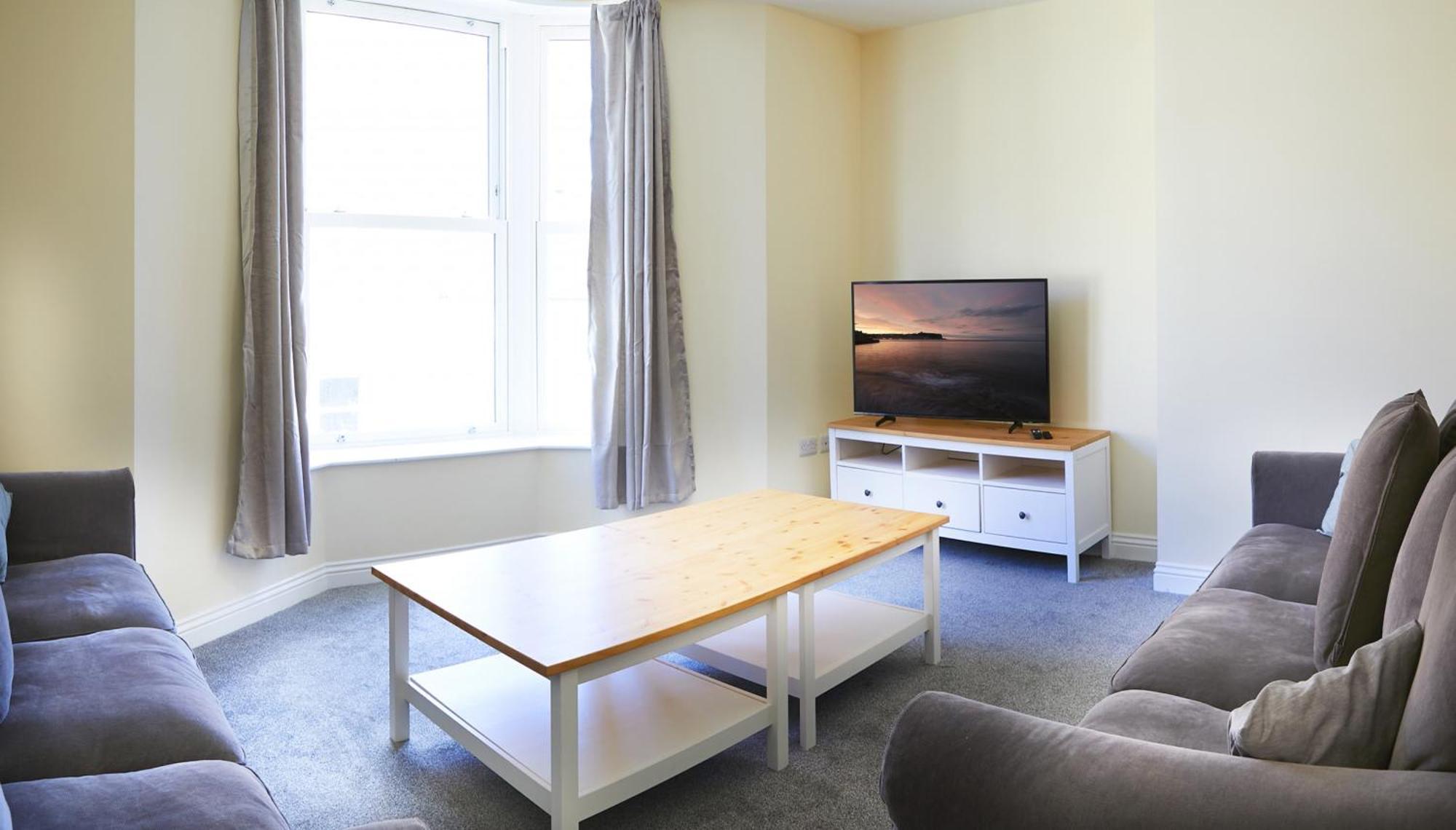 25 Newborough By In Apartment *